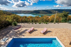 Villa (Three Bedroom) | Balkon