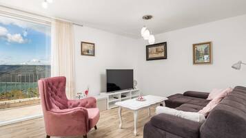 Villa (Three Bedroom) | Sala de estar | Televisión de pantalla plana de 32 pulgadas con canales vía satélite