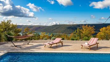 Villa (Three Bedroom) | Balcón