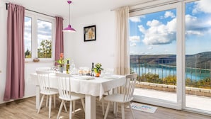 Villa (Three Bedroom) | Spisestue