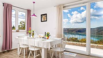 Villa (Three Bedroom) | Comedor