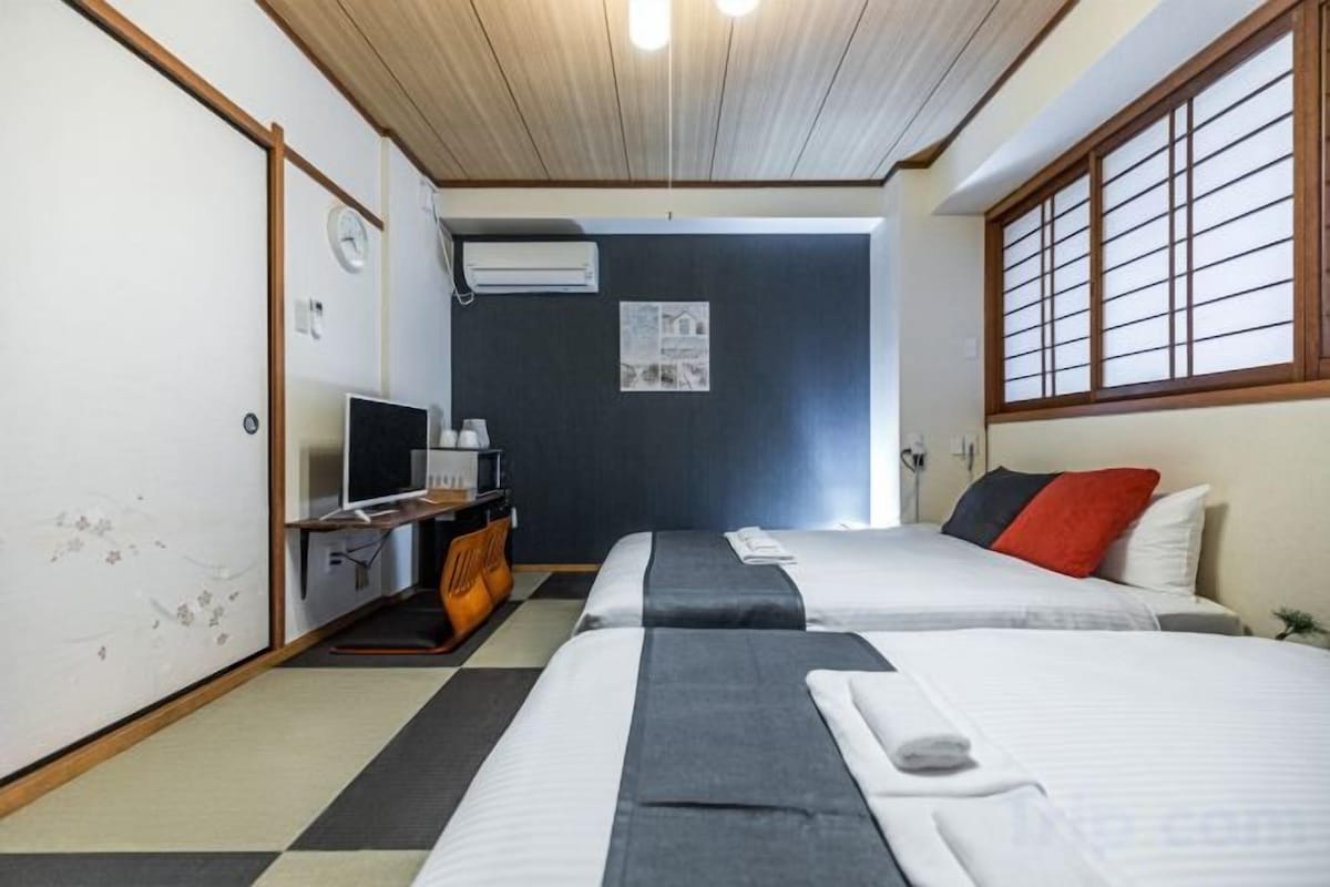 Blackout drapes, WiFi (free)