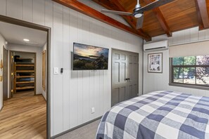 3 habitaciones, escritorio y tabla de planchar con plancha