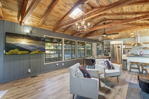 Smart TV, fireplace - LOWER Moonridge!- HOT TUB, GAME ROOM, SKI & Lake CLOSE! (Big Bear Lake)
