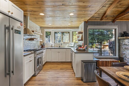 LOWER Moonridge!- HOT TUB, GAME ROOM, SKI Slopes CLOSE!