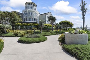 Property grounds - Steps to Lido Village and the Marina- Heart of Lido Island, 2  Car Garage!! (Newport Beach)
