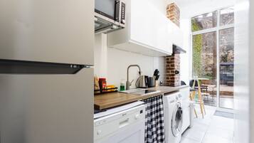 Een koelkast, een microgolfoven, een kookplaat, een vaatwasser