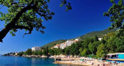 Charming Apartment With Sea Views and Shared Pool