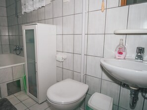 Leilighet (One Bedroom Apartment) | Bad | Badekar og håndklær