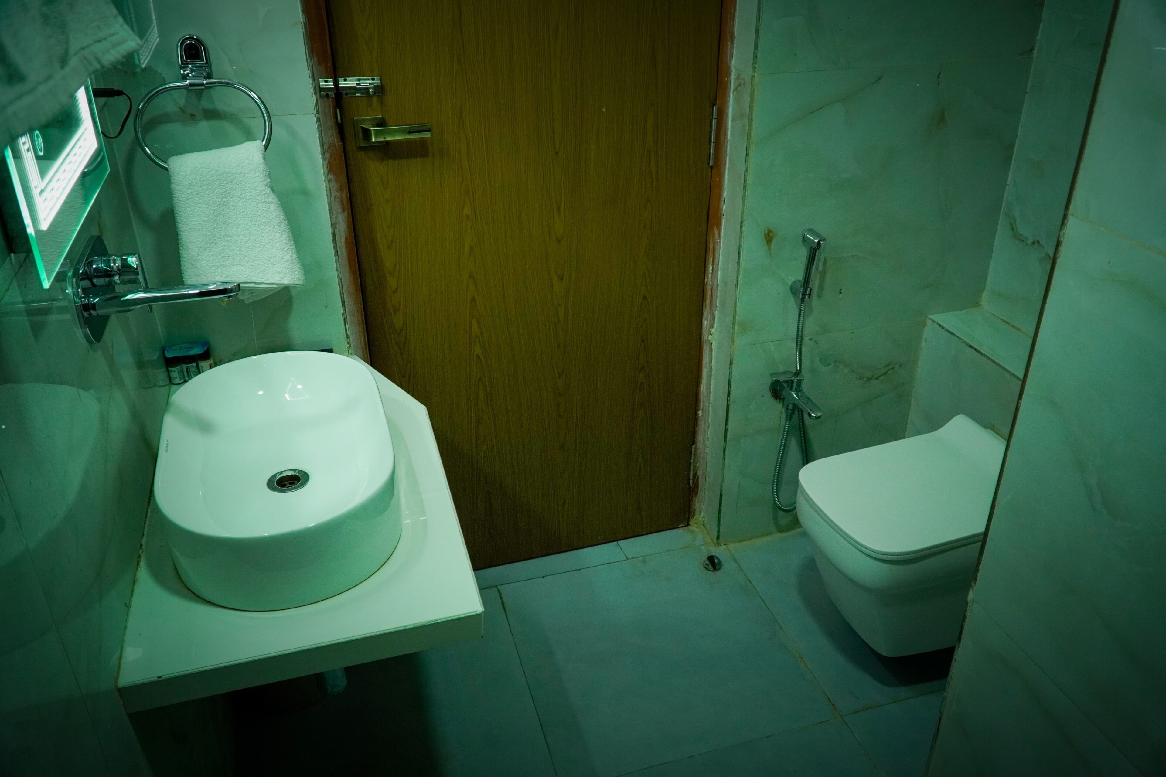 Un baño con lavamanos, inodoro y ducha.