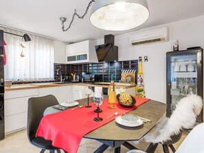 Huoneisto (One Bedroom Apartment with Terrace) | Yksityinen keittiö | Jääkaappi