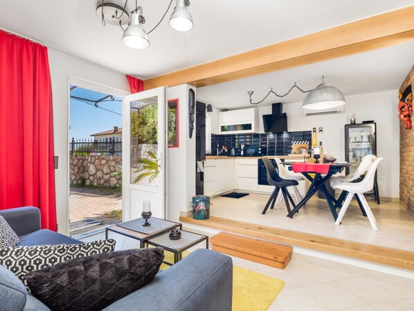 Huoneisto (One Bedroom Apartment with Terrace) | Olohuone | 32–tuumainen taulutelevisio, jossa satelliittikanavat