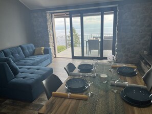 Hus (Two Bedroom Holiday Home) | Vardagsrum | 32-tums platt-tv med satellitkanaler