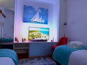 Apartemen (One Bedroom Apartment) | Ruang keluarga | Televisi layar datar 32-inci dengan saluran TV satelit