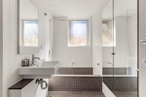Dusche, Haartrockner, Handtücher, Shampoo