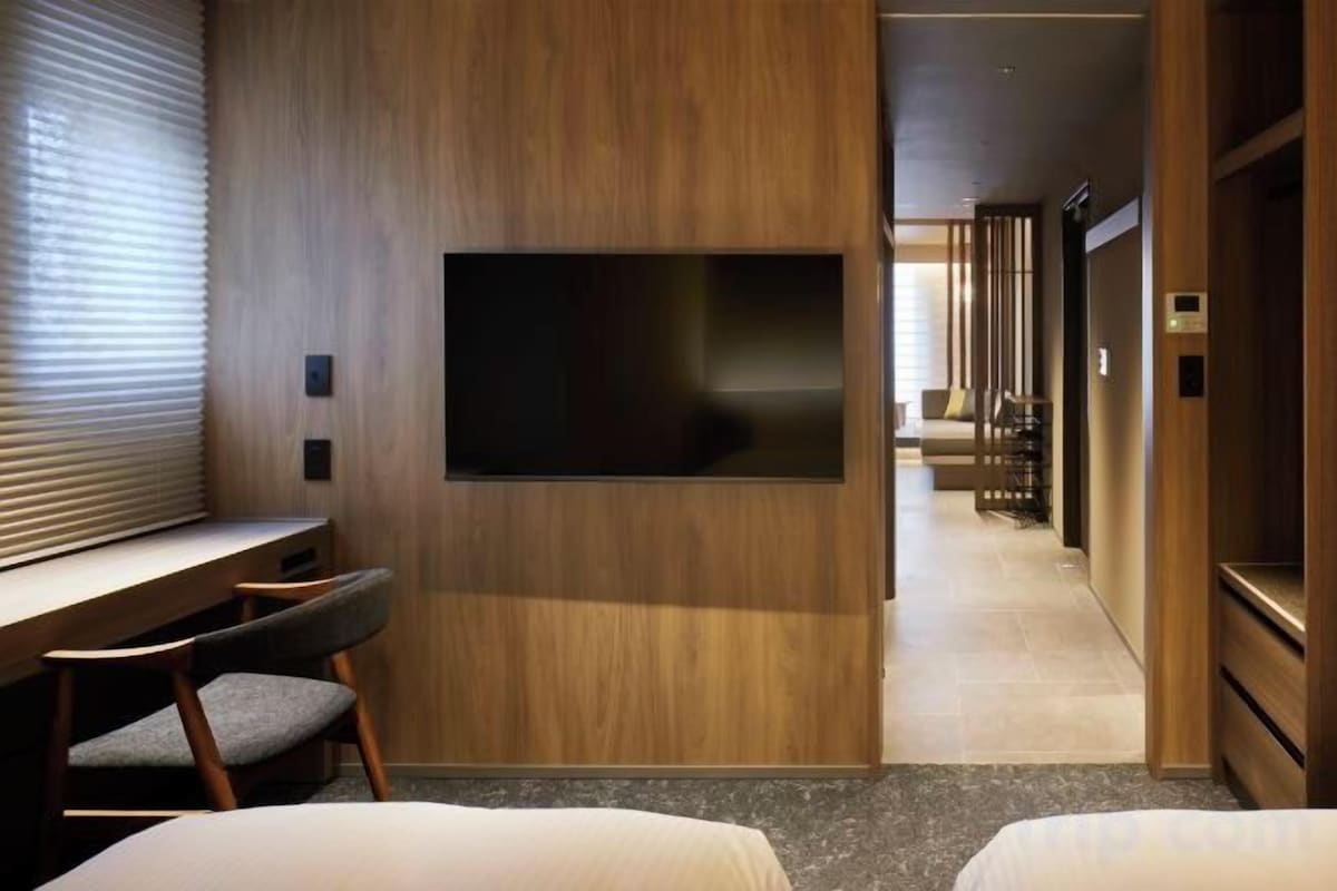 Espacio para trabajar con laptop, wifi gratis y ropa de cama 