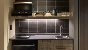 Una cocina moderna con microondas integrado, un fregadero y un refrigerador.