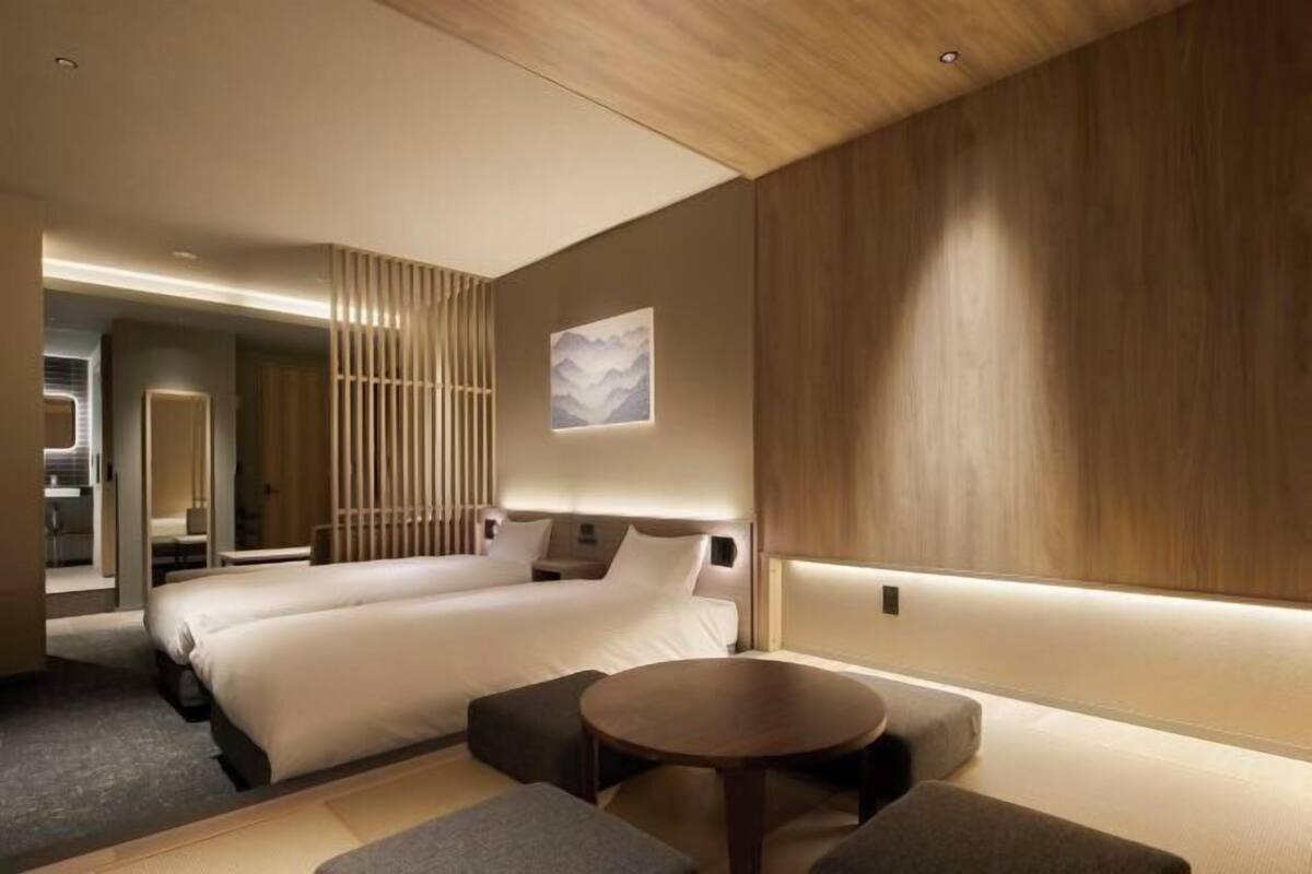 Espacio para trabajar con un portátil, wifi gratis, ropa de cama