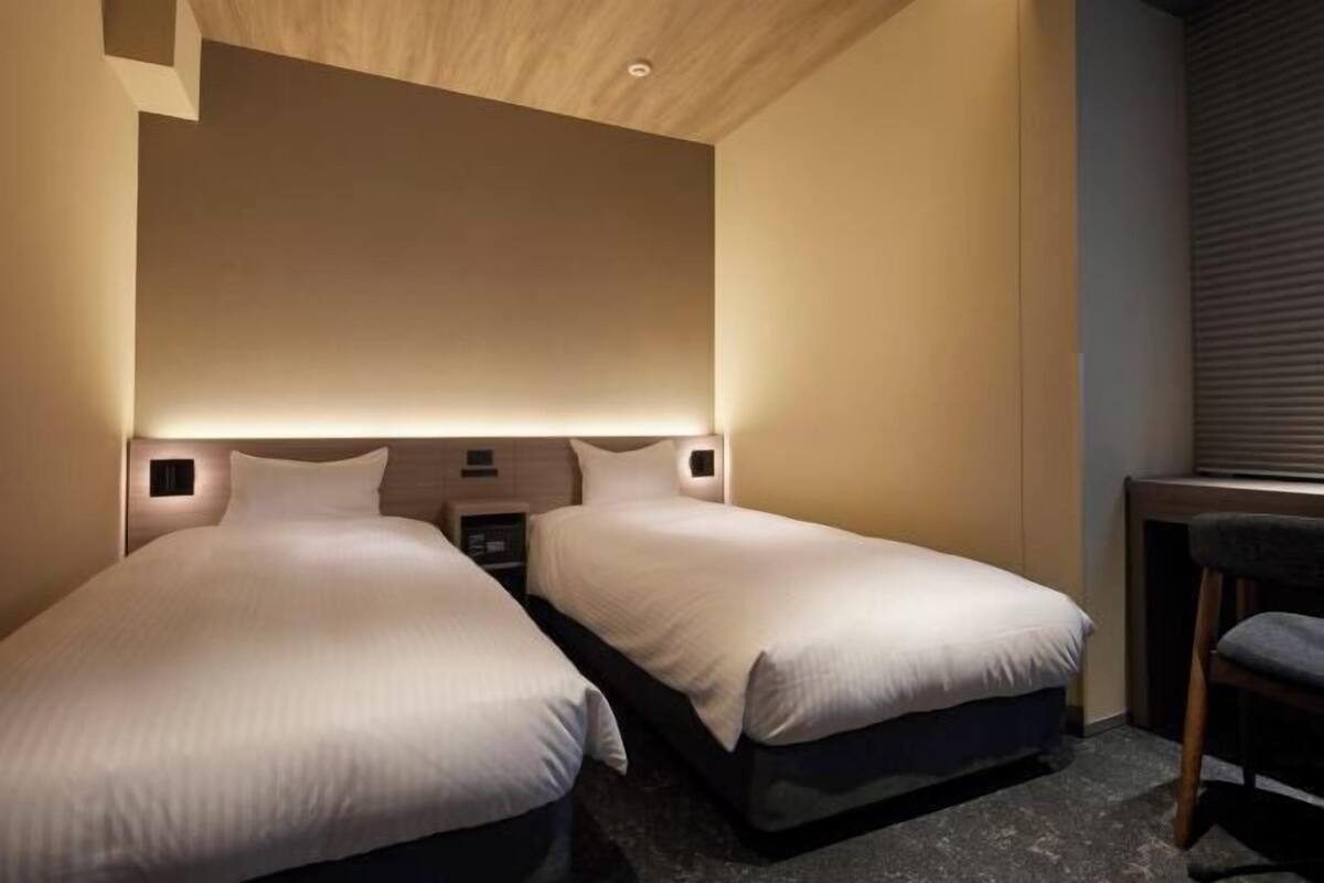 Espacio para trabajar con un portátil, wifi gratis, ropa de cama