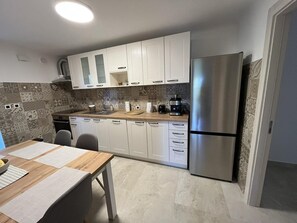 อพาร์ทเมนท์ (Two Bedroom Apartment) | ครัวส่วนตัว | ตู้เย็น