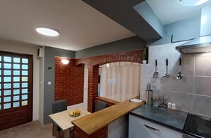 Huoneisto (One Bedroom Apartment) | Yksityinen keittiö | Jääkaappi