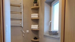 Apartment (One Bedroom Apartment) | Bilik Mandi | Pancuran mandi, tuala disediakan