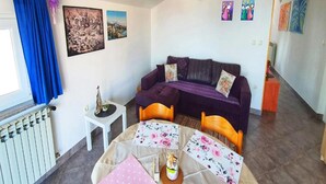 อพาร์ทเมนท์ (One Bedroom Apartment) | ห้องนั่งเล่น | ทีวีจอแบน 32 นิ้ว พร้อมช่องดาวเทียม