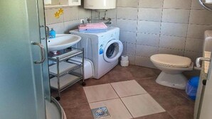 อพาร์ทเมนท์ (One Bedroom Apartment) | ห้องน้ำ | ฝักบัว, ผ้าเช็ดตัว