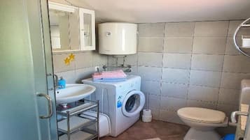 Departamento (One Bedroom Apartment) | Baño | Regadera y toallas