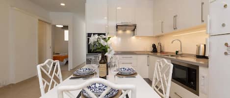 Frigorífico, microondas, horno y placa de cocina