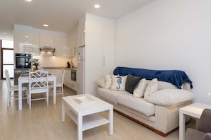 TV - Sea Breeze Frontline Apartment (Los Cristianos)