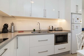 Réfrigérateur, micro-ondes, four, plaque de cuisson