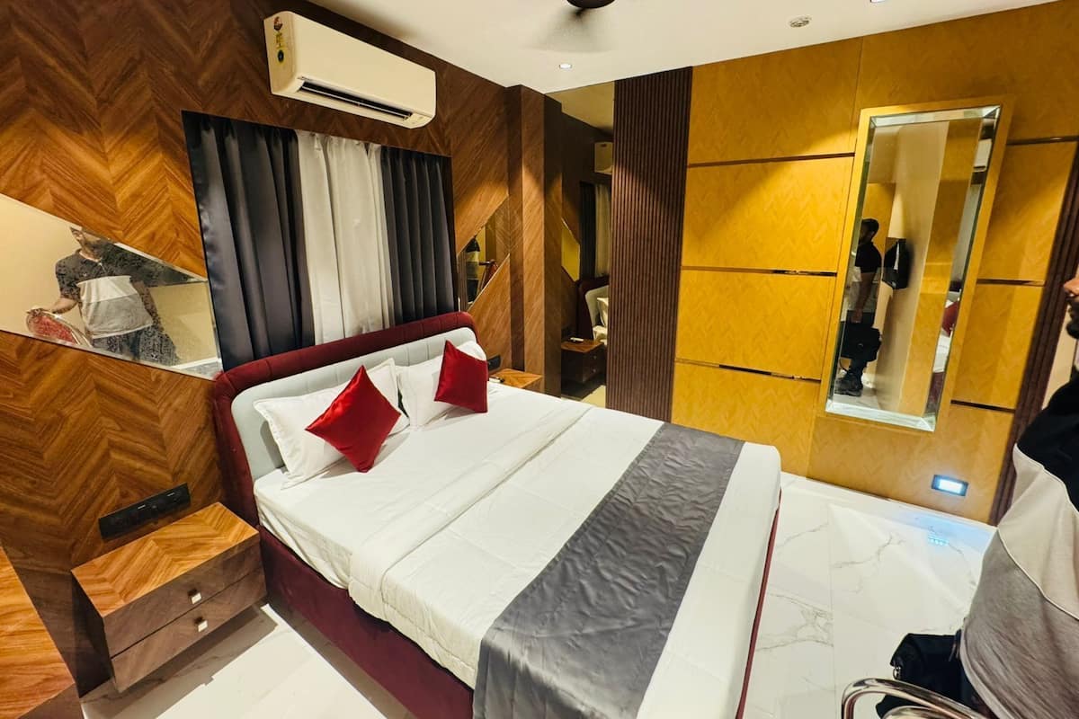 Deluxe Room | Desk, iron/ironing board, free WiFi