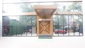 Front of property - Ammas Palace Hotel (Mumbai)