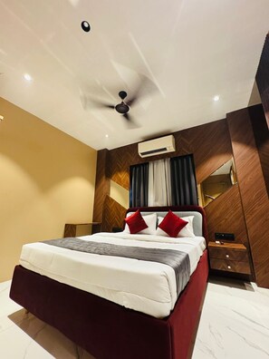 Een bureau, een strijkplank/strijkijzer, gratis wifi