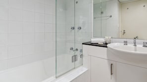 Shower, hair dryer, towels - Manly Beachfront Retreat with Harbour Views (Manly)