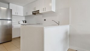 Frigorífico, microondas, horno y placa de cocina