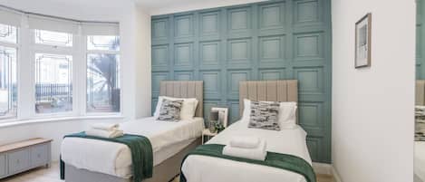 4 bedrooms, iron/ironing board, WiFi, bed sheets