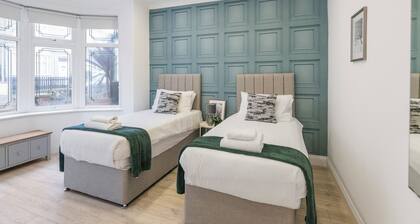 Essex Vibes: Modern, Funky, Spacious 4-BR House