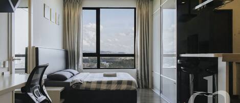 Escritorio, espacio para trabajar con laptop y insonorización