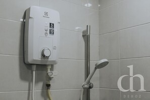 تجهيزات دش، مجففات شعر، خف للقدمين، مناشف