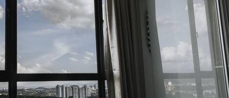 Escritorio, espacio para trabajar con laptop y insonorización