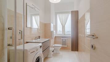 Doccia, asciugacapelli, bidet, asciugamani