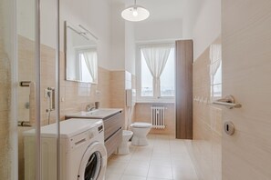Shower, hair dryer, bidet, towels