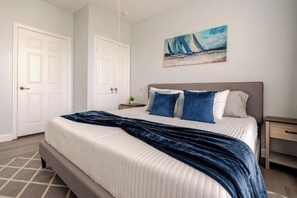2 bedrooms, desk, free WiFi, bed sheets - 5 Min to Disney! 2BR Condo w/ King Bed, Pool, Fast WiFi & SmartTV+kitchen+washer (Kissimmee)