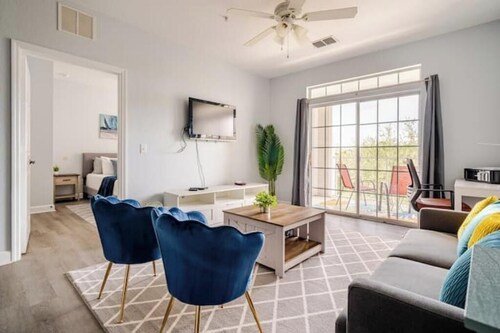5 Min to Disney! 2BR Condo w/ King Bed, Pool, Fast WiFi & SmartTV+kitchen+washer