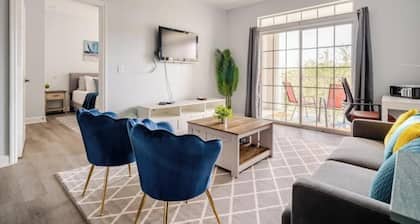 5 Min to Disney! 2BR Condo w/ King Bed, Pool, Fast WiFi & SmartTV+kitchen+washer