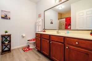 Hair dryer, towels, soap, shampoo - 5 Min to Disney! 2BR Condo w/ King Bed, Pool, Fast WiFi & SmartTV+kitchen+washer (Kissimmee)