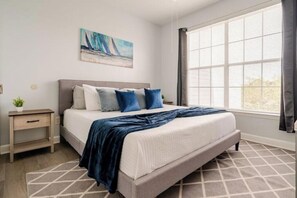 2 bedrooms, desk, free WiFi, bed sheets - 5 Min to Disney! 2BR Condo w/ King Bed, Pool, Fast WiFi & SmartTV+kitchen+washer (Kissimmee)