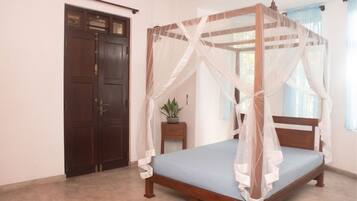 4 makuuhuonetta, tallelokero huoneessa, silitysrauta/-lauta